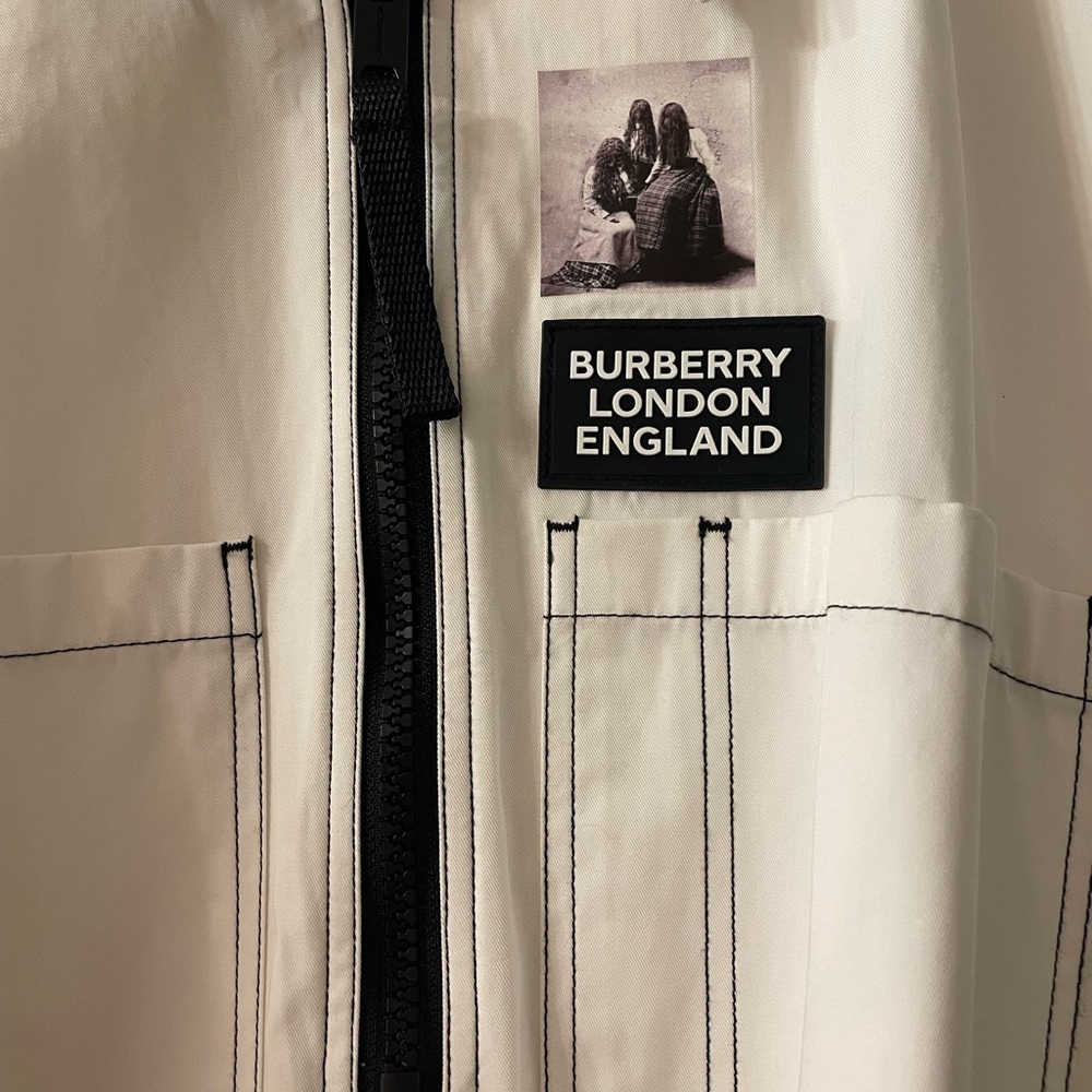 Burberry Short-Sleeve Rib Knit Detail
Cotton Oversized Shirt - Picture 9 of 14